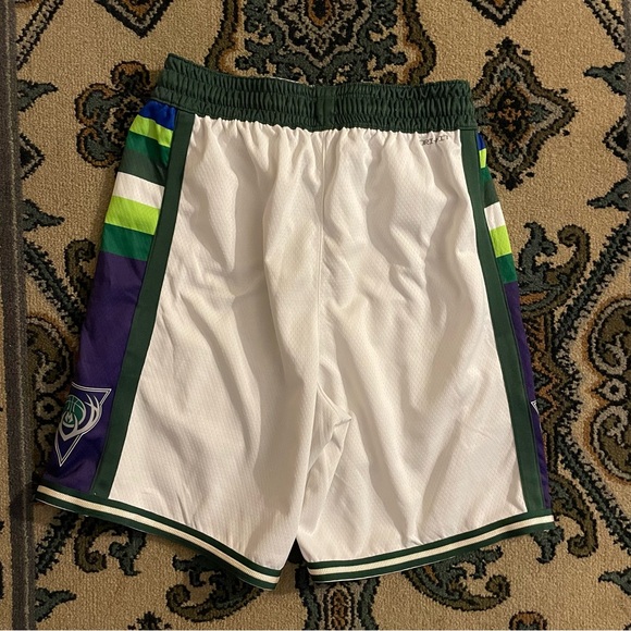 Nike Milwaukee Bucks Swingman Shorts - Picture 3 of 3